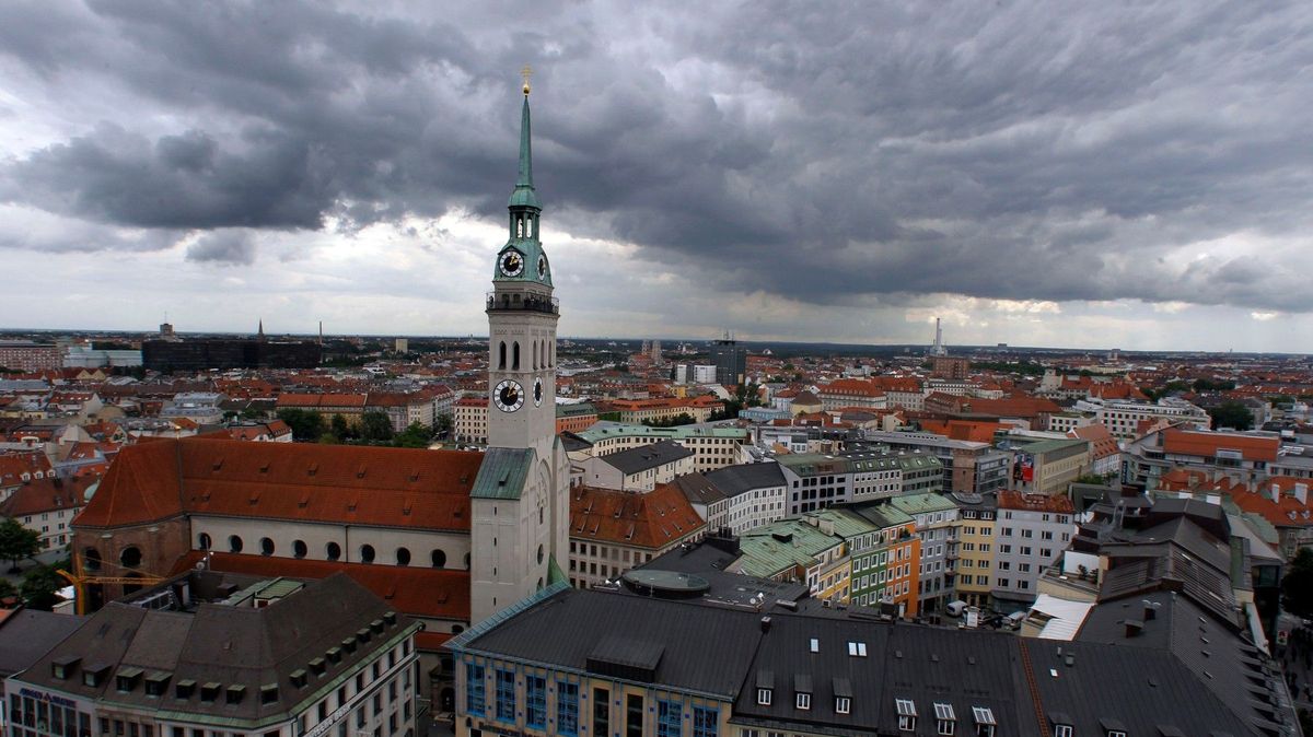Seniorka zkolabovala na kostelní věži v Mnichově. Záchranáři ji museli z vyhlídky slaňovat